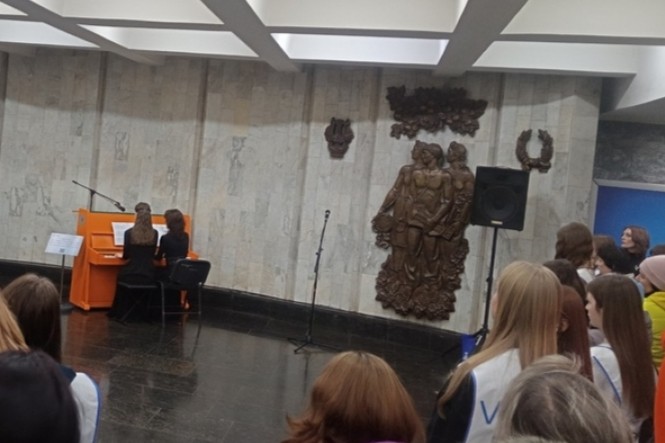 У вестибюлі станції харківського метрополітену 